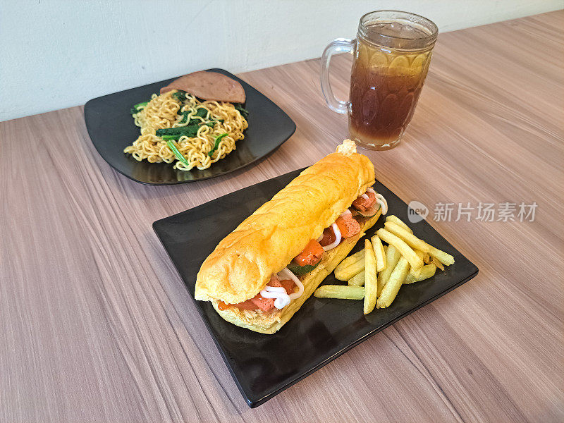热狗、薯条、炒面或米羹配鲜茶冰。热狗Kentang Goreng Dan Mie Goreng Dengan Es Teh Segar。食物和饮料菜单。